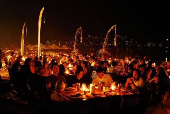 Jimbaran Bay dinner - Eating Indonesian food on the beach