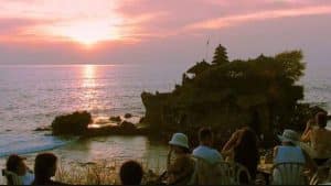 Enjoy you food with the romantic atmosphere of Sunset at Tanah Lot